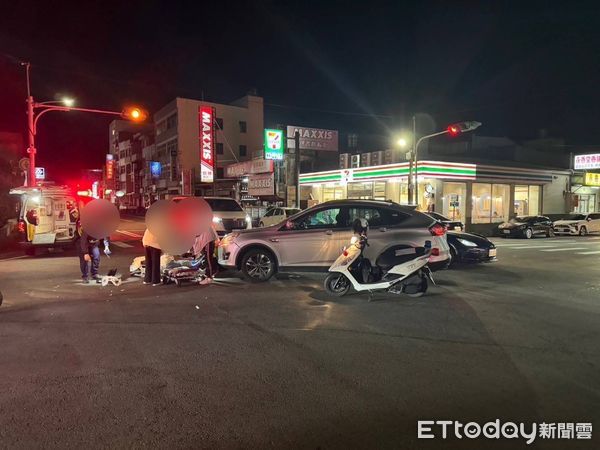 ▲苗栗縣後龍鎮市區路口發生轎車和機車碰撞，女騎士彈飛轎車引擎蓋上。（圖／記者楊永盛翻攝）