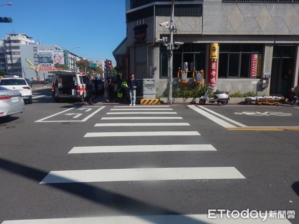 ▲▼行人挨撞！台中騎士學區路口闖紅燈　2女童過馬路1受傷1躲過。（圖／記者許權毅翻攝）