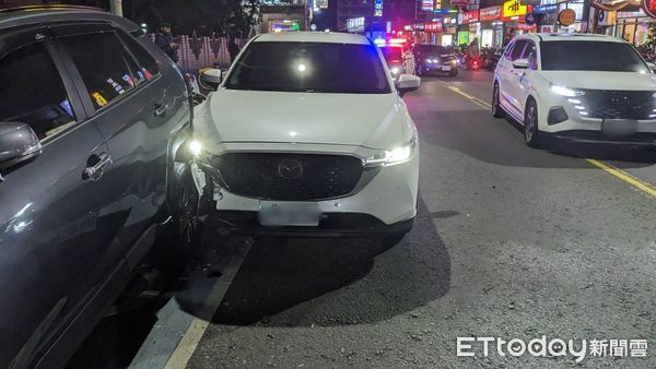 ▲▼新北女開車，沒注意到方向盤歪了，連撞路邊14台車             。（圖／記者戴上容翻攝）