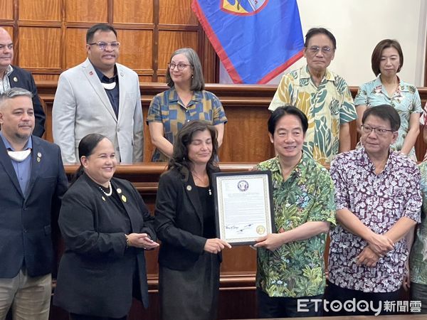 ▲▼總統賴清德成為我國首位踏入關島議會的總統，受贈友台決議文，且收到雕刻禮品時，還模仿「台灣隊長」陳傑憲高舉獎盃的動作。（圖／記者陶本和攝）