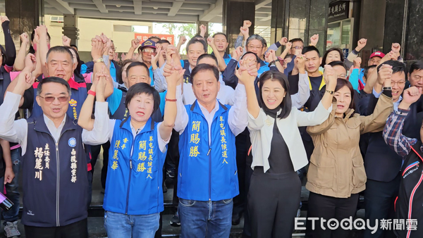 ▲南投縣議員簡賜勝今天前往草屯鎮公所完成鎮長補選登記。（圖／記者高堂堯攝，下同）