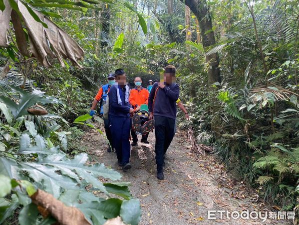 ▲台南新營區55歲王姓男子同友人5日上午登關子嶺雞籠山登山，登頂後王男突感身體不適倒地OHCA無呼吸心跳，救護人員全力搶送醫。（圖／民眾提供，下同）