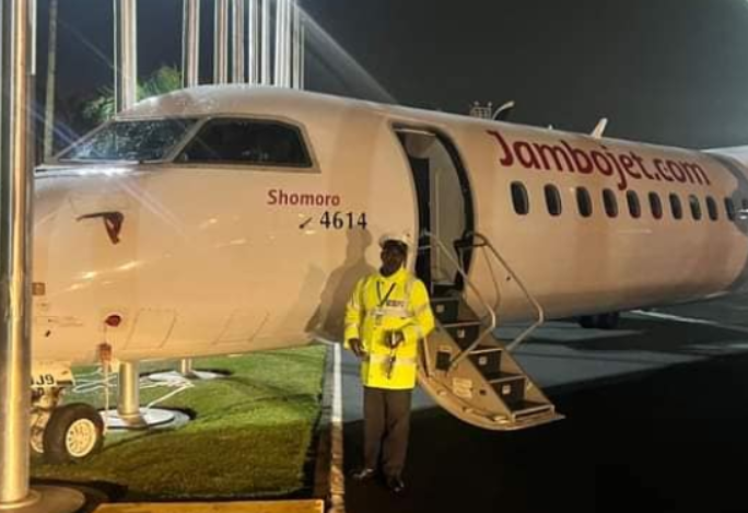 ▲▼機師忘踩煞車！飛機滑走「自撞旗桿」 。（圖／翻攝自肯亞時報）