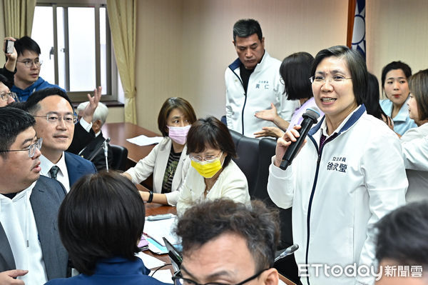 ▲▼立院內政委員會藍營排審攸關罷免門檻的「公職人員選舉選舉罷免法」，藍綠立委各自佔據主席台。（圖／記者李毓康攝）