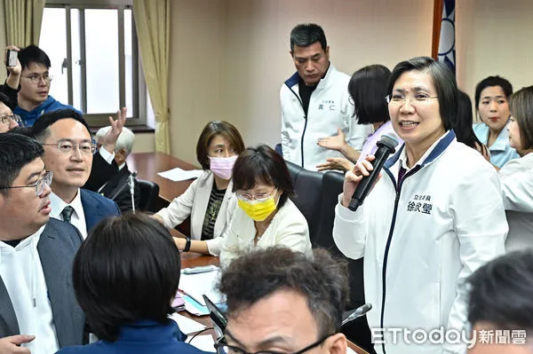 ▲▼立院內政委員會藍營排審攸關罷免門檻的「公職人員選舉選舉罷免法」，藍綠立委各自佔據主席台。（圖／記者李毓康攝）