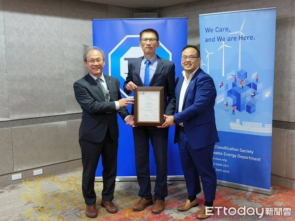 ▲授證儀式左起驗船中心鄭志文執行長、船舶中心周顯光執行長、T&Uuml;V S&Uuml;D台灣王善弘工業技術服務部總監。（圖／記者張佩芬攝）