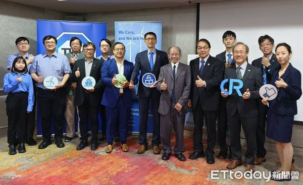 ▲前排左四起TUV SUD台灣王善弘工業技術服務部總監、船舶中心周顯光執行與與邱逢琛董事長、驗船中心謝謂君董事長與鄭志文執行長。（圖／記者張佩芬攝）