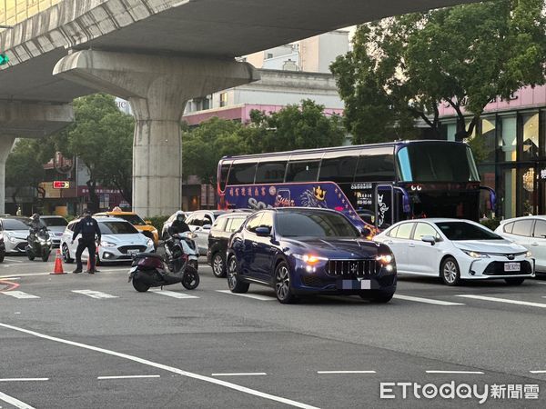 ▲▼慘了...台中騎士刮中458萬瑪莎拉蒂休旅車　釀文心路大回堵。（圖／記者許權毅攝）