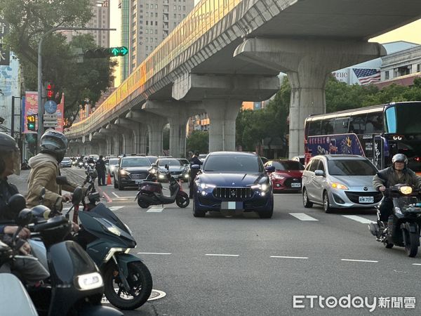 ▲▼慘了...台中騎士刮中458萬瑪莎拉蒂休旅車　釀文心路大回堵。（圖／記者許權毅攝）