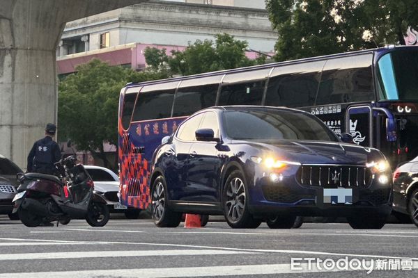 ▲▼慘了...台中騎士刮中458萬瑪莎拉蒂休旅車　釀文心路大回堵。（圖／記者許權毅攝）