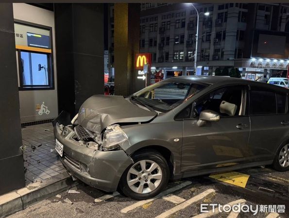 ▲彰化轎車直接撞進得來速。（圖／民眾提供）