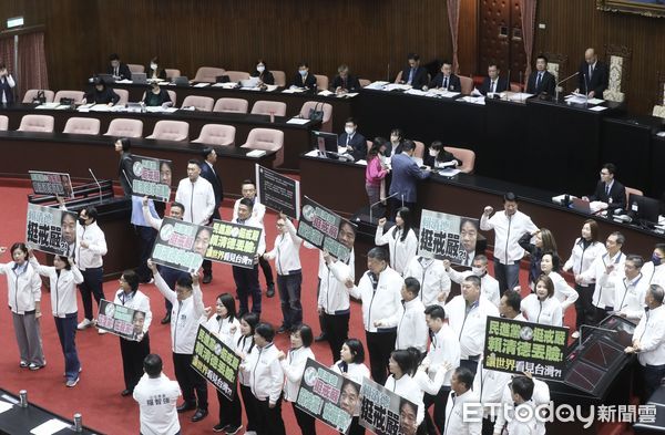 ▲▼國民黨團立委在議場高喊 民進黨挺戒嚴 賴清德要道歉。（圖／記者屠惠剛攝）