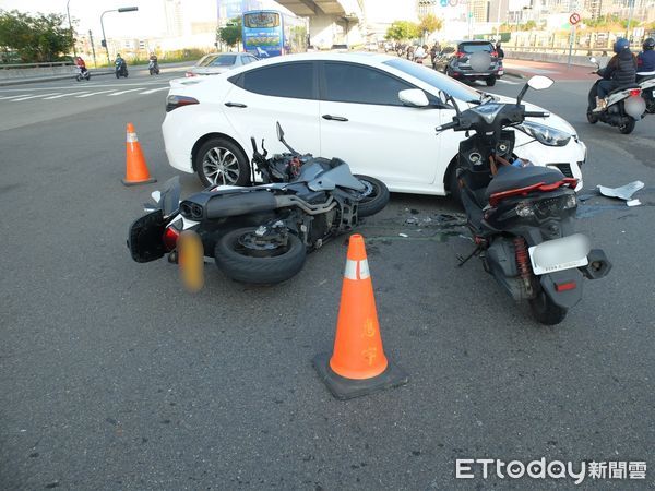 ▲▼1輛自小客左轉未禮讓直行車，2輛機車直撞輪胎。（圖／民眾提供）