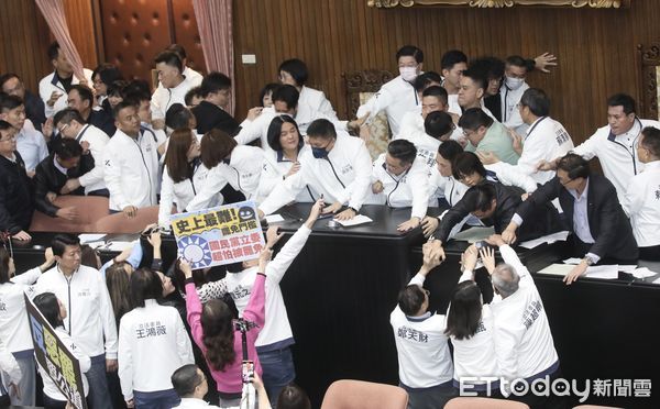▲▼立法院院會，朝野黨團搶占主席台。（圖／記者屠惠剛攝）