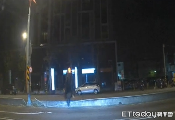 ▲▼直到撞上安全島才被員警追上控制。（圖／桃園警分局提供、下同）