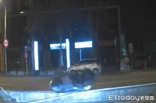 ▲▼直到撞上安全島才被員警追上控制。（圖／桃園警分局提供、下同）