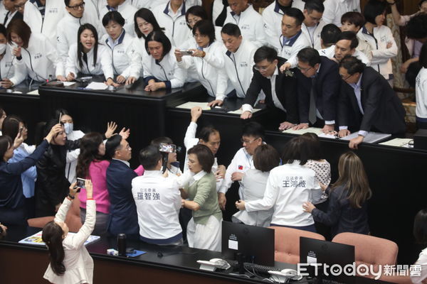 ▲▼ 立法院院會 國民黨提議變更議程 韓國瑜處理時 鍾佳濱衝主席台 造成朝野在主席台衝突 邱議瑩 鄭天財。（圖／記者屠惠剛攝）