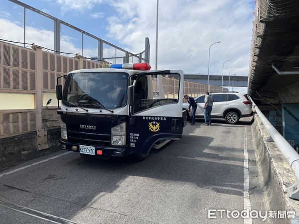 ▲▼中山橋回堵1小時，因為匝道口有車輛打滑自撞             。（圖／記者戴上容翻攝）