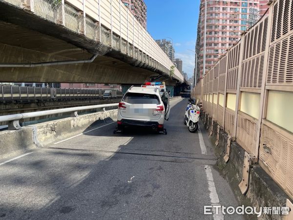 ▲▼中山橋回堵1小時，因為匝道口有車輛打滑自撞             。（圖／記者戴上容翻攝）