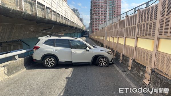 ▲▼中山橋回堵1小時，因為匝道口有車輛打滑自撞             。（圖／記者戴上容翻攝）