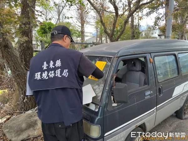 ▲廢棄車輛切勿占用道路停放。（圖／記者楊漢聲翻攝）