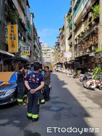 ▲▼中和屋主持刀追砍消防員             。（圖／記者戴上容翻攝）