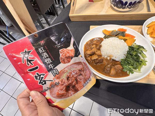 ▲▼來一客新推料理包「上湯獅子頭」、「紅酒燉牛肉」，新品上市期間一餐只要49元。（圖／記者林育綾攝）