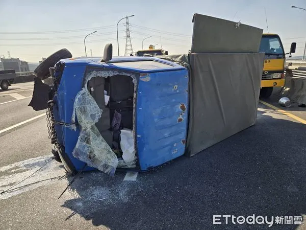▲▼小貨車閃避前車失控自撞護欄側翻滑行，駕駛受困被破窗救出。（圖／民眾提供，下同）