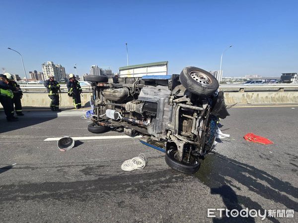 ▲▼小貨車閃避前車失控自撞護欄側翻滑行，駕駛受困被破窗救出。（圖／民眾提供，下同）