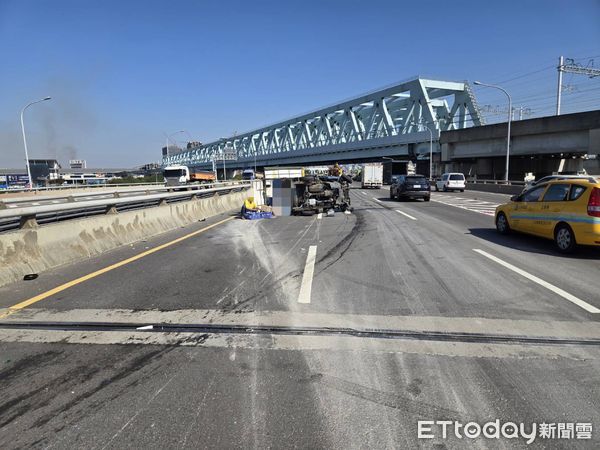 ▲▼小貨車閃避前車失控自撞護欄側翻滑行，駕駛受困被破窗救出。（圖／民眾提供，下同）