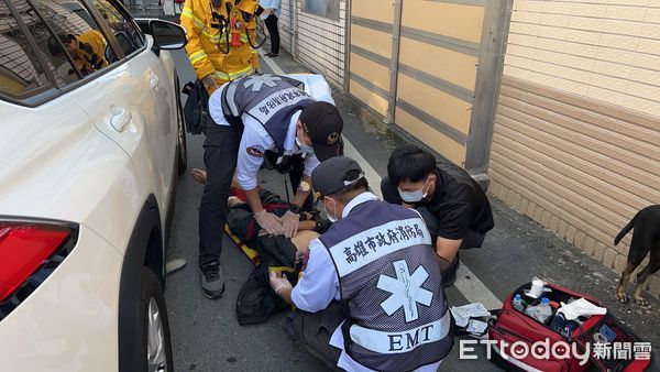 ▲▼高雄男蹲坐馬路中央遭車撞。（圖／記者吳世龍翻攝）
