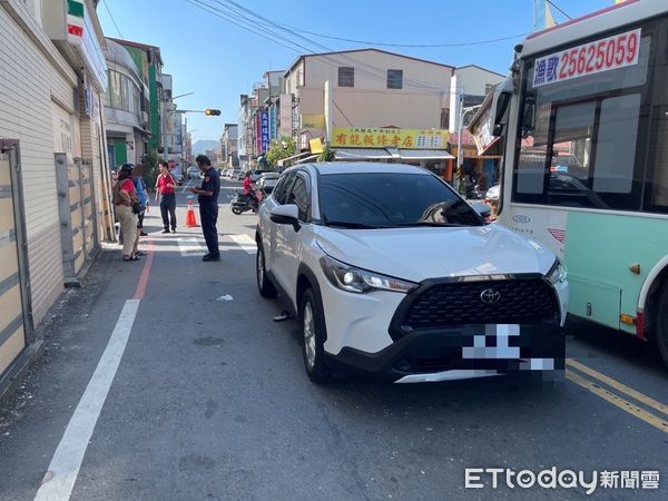 ▲▼高雄男蹲坐馬路中央遭車撞。（圖／記者吳世龍翻攝）