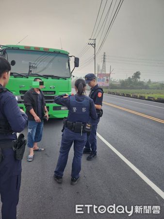 ▲潮州警分局取締違規砂石車             。（圖／記者陳崑福翻攝）