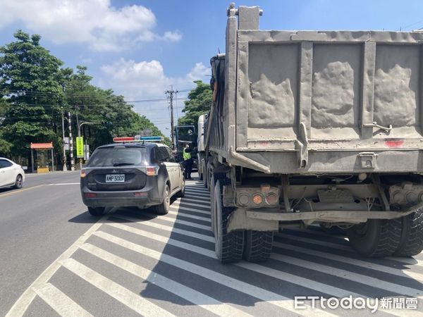 ▲潮州警分局取締違規砂石車             。（圖／記者陳崑福翻攝）