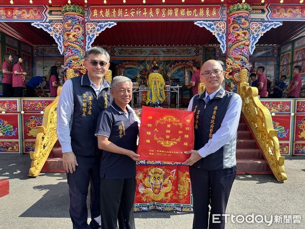 ▲里港警分局協助發放九如鄉寶帥宮祈安三朝清醮法會大典民生物質給弱勢家庭            。（圖／記者陳崑福翻攝）