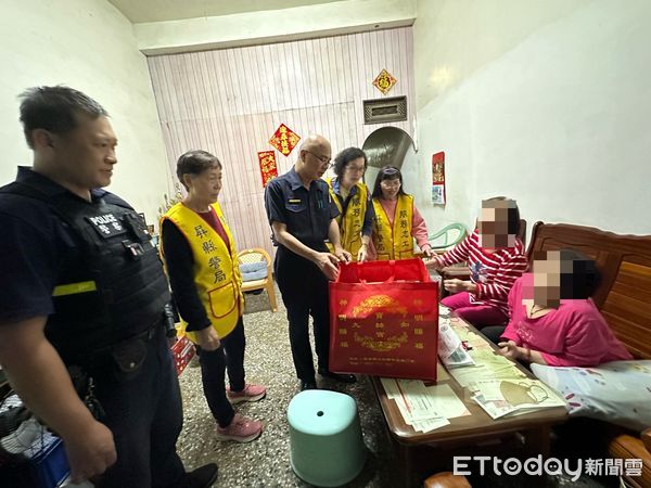 ▲里港警分局協助發放九如鄉寶帥宮祈安三朝清醮法會大典民生物質給弱勢家庭            。（圖／記者陳崑福翻攝）