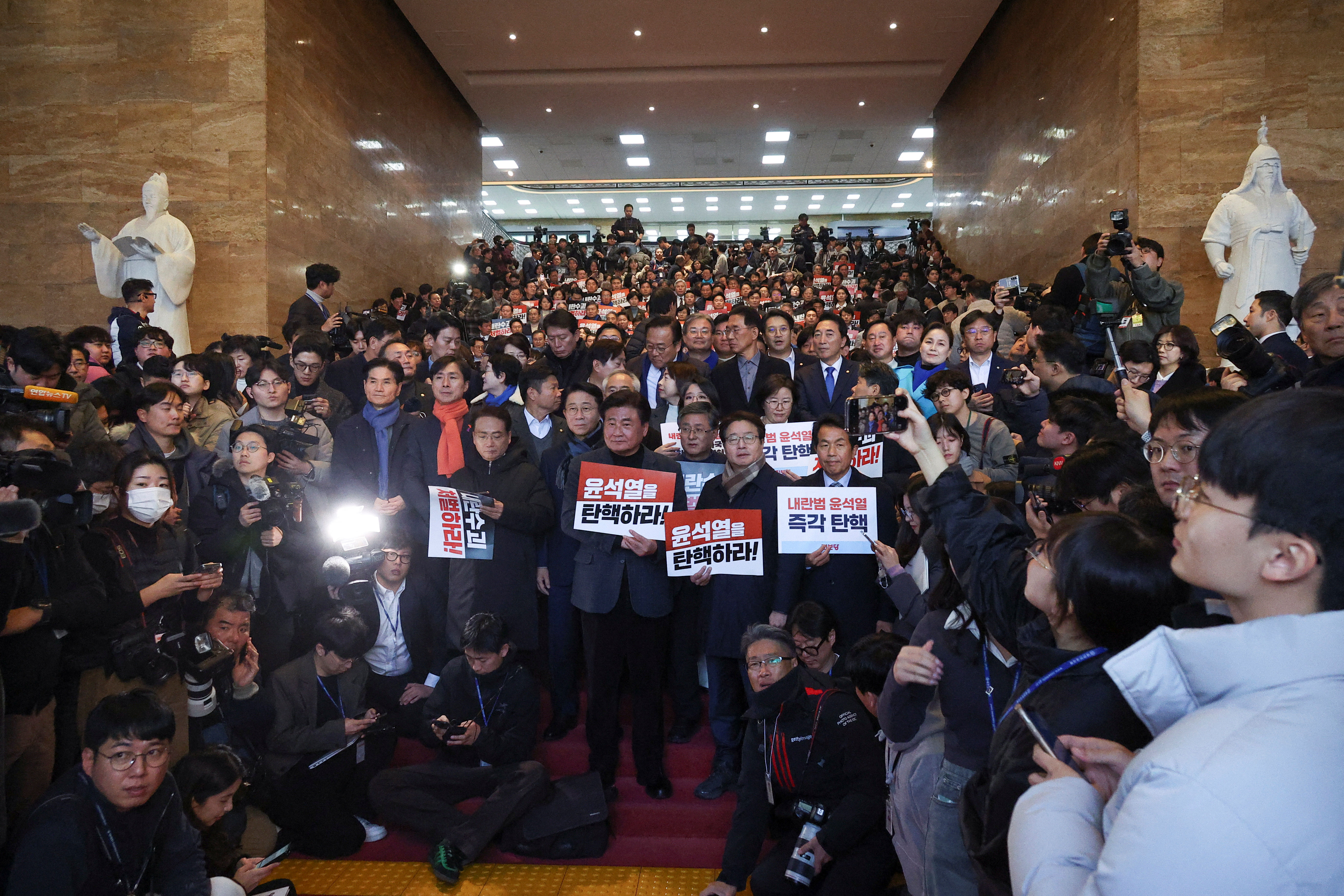 ▲▼南韓在野黨議員築人牆阻擋尹錫悅進入國會。（圖／路透）