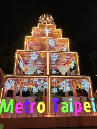 ▲捷運中山站、雙連站一帶的線形公園，今年已布置上巨型鯨魚裝置、水母燈和吉祥物捷米，連同大安森林公園站也有高9公尺高耶誕樹。（圖／北捷提供）