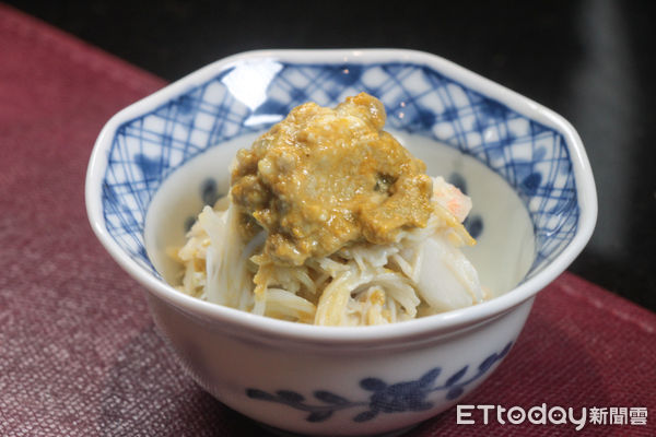 ▲辰日本料理「松葉蟹土鍋飯」。（圖／記者黃士原攝）