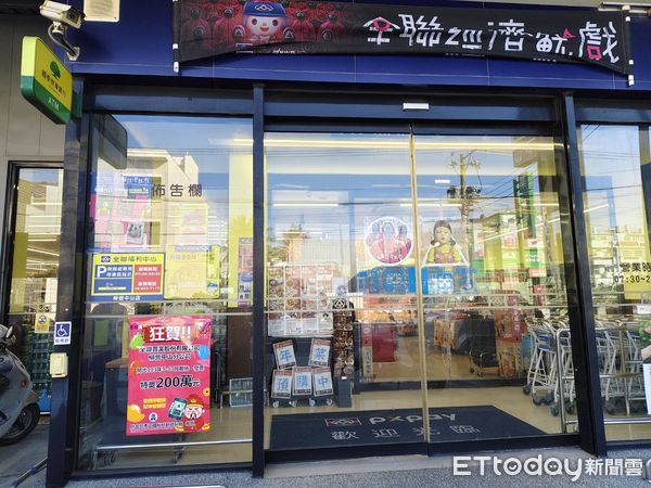 ▲全聯福利中心柳營中山店及爭鮮迴轉壽司新營店，分別開出特獎200萬元及雲端發票專屬獎100萬元，南區國稅局新營分局長楊政芬，特張貼紅榜慶賀。（圖／記者林東良翻攝，下同）