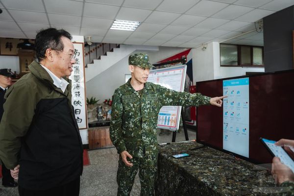 ▲國防部長顧立雄視導台南陸軍無人機訓練中心。（圖／軍聞社提供）