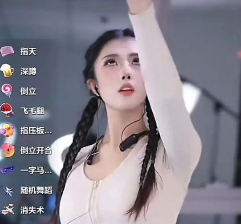 ▲▼陸女網紅模仿吳艷妮開直播　打賞就表演經典「單手指天」。（圖／翻攝微博）