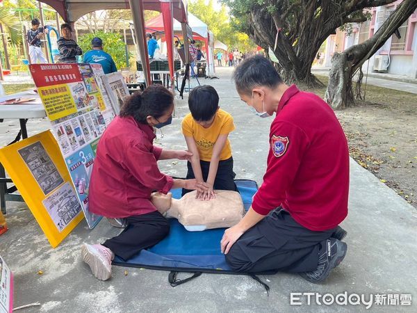 ▲台南市消防局第二大隊麻豆分隊於2024學年度大山國小暨五校聯合運動會期間，設置防火宣導攤位，向社區居民與學童進行全方位的防火教育。（圖／記者林東良翻攝，下同）