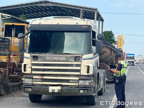 ▲里港警分局取締砂石車違規             。（圖／記者陳崑福翻攝）