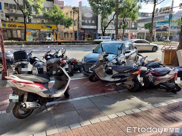 ▲▼      板橋轎車詭偏衝上人行道，9輛機車慘被撞       。（圖／記者陸運陞翻攝）