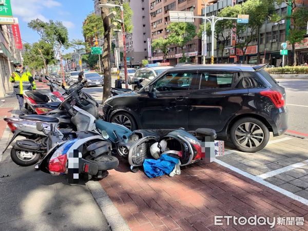 ▲▼      板橋轎車詭偏衝上人行道，9輛機車慘被撞       。（圖／記者陸運陞翻攝）