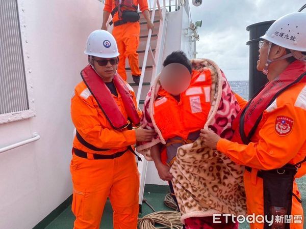 ▲海巡署艦隊分署救援琉球籍菲籍漁工           。（圖／艦隊分署提供）