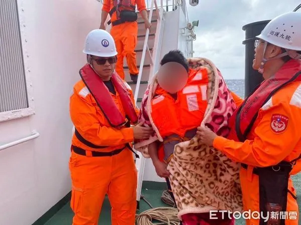 ▲海巡署艦隊分署救援琉球籍菲籍漁工           。（圖／艦隊分署提供）