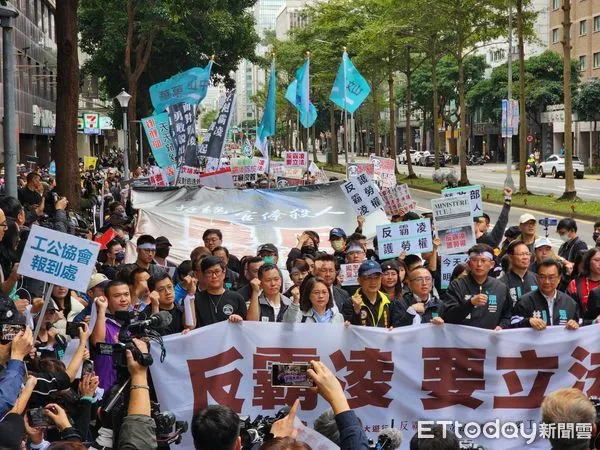 ▲▼ 民眾黨舉辦1207反霸林遊行，喊出「反霸凌，要立法」。（圖／記者陳家祥攝）