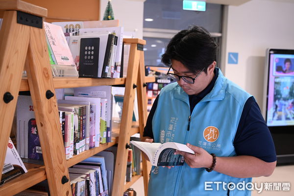 ▲▼花蓮市立圖書館榮獲年度館，成為全縣領頭羊，市長魏嘉彥感謝全體的同仁以及陳怡琳館長的努力付出。（圖／花蓮市公所提供。下同）